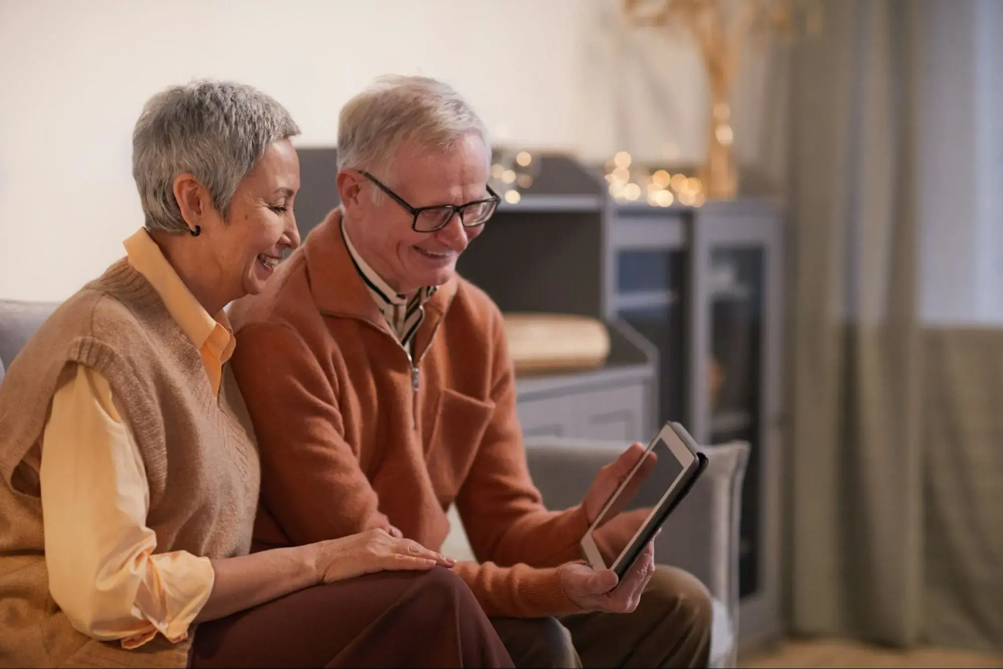 An elderly couple who are happy because their preventative care can be covered by a Medicare PFFS plan.